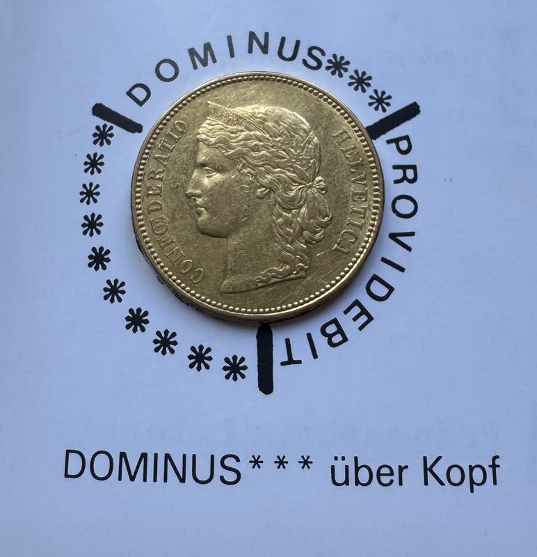 20 Franken Goldmünze von 1889, Vorderseite mit dem Kopf der Helvetia und der Umschrift CONFOEDERATIO HELVETICA, daneben der Abdruck der Randschrift DOMINUS PROVIDEBIT