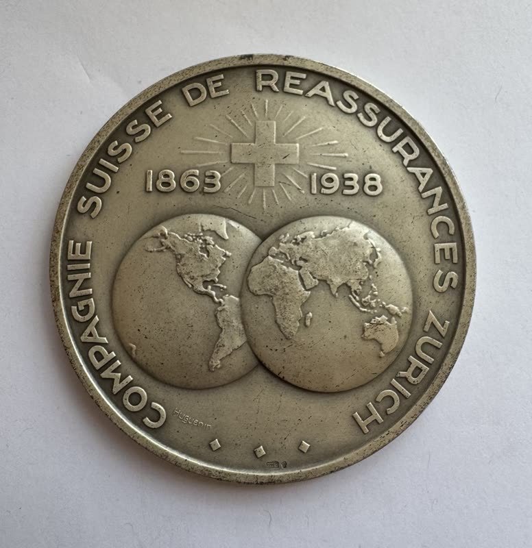 Silbermedaille mit einem Bergmassiv im Hochrelief, signiert Huguenin