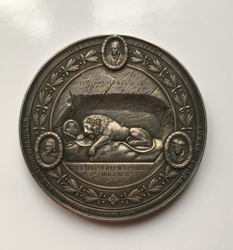 Silbermedaille mit einem knienden Schweizergardisten, umgeben von Kantonswappen, Umschrift «Erinnerung an den Heldentod der Schweizer in Paris»