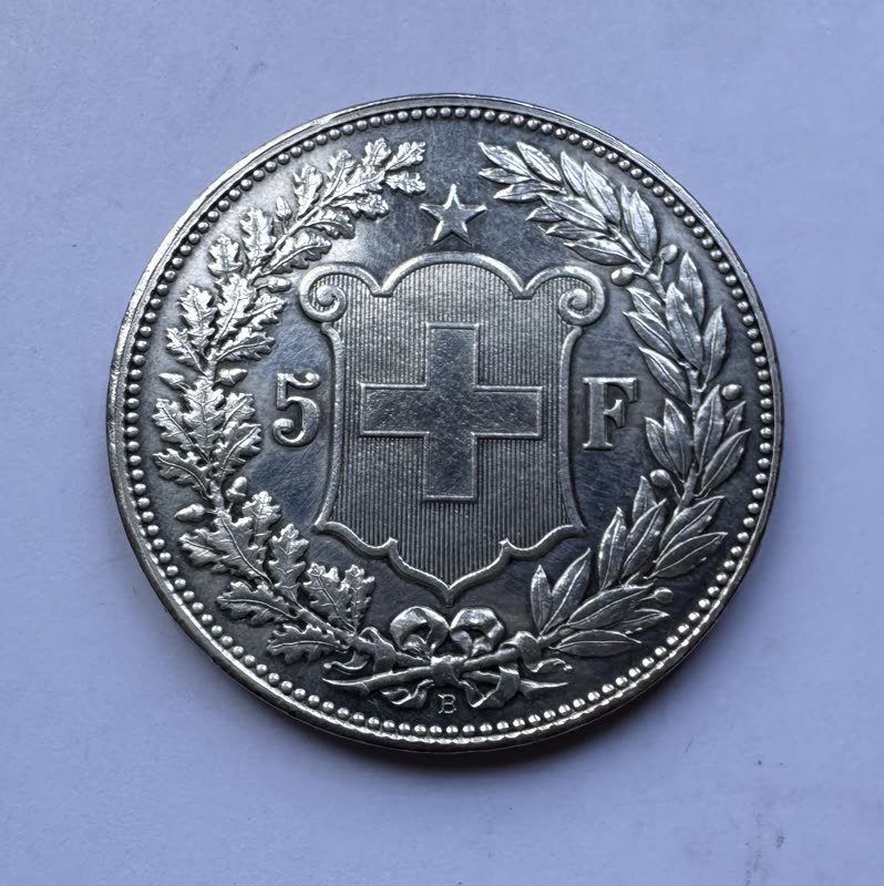 Rückseite mit Schweizer Wappenschild im Eichen- und Lorbeerkranz, Wertangabe 5 F und Münzzeichen B